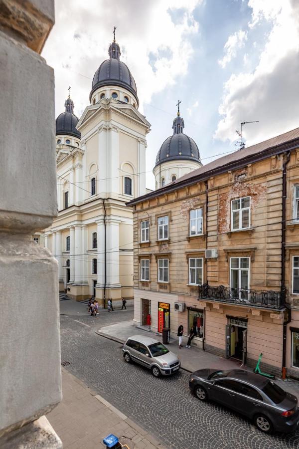 Three Bedroom Apartment On Rynok Square Lviv Exterior photo